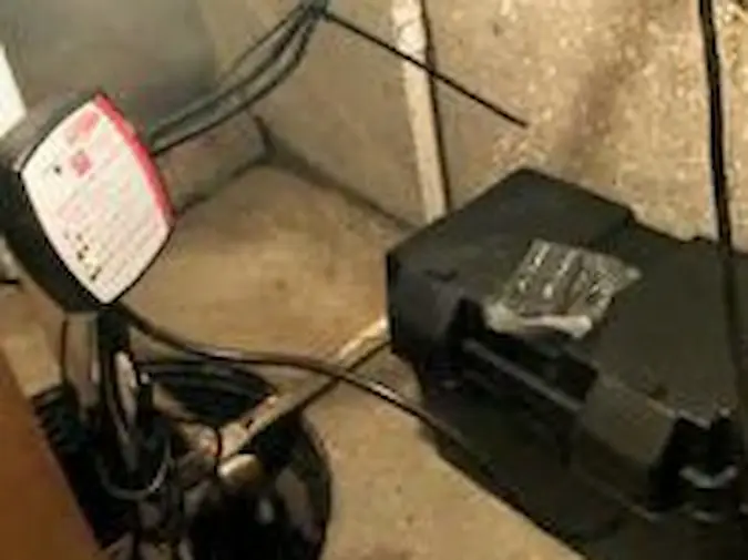 Battery backup sump pump system and charger
